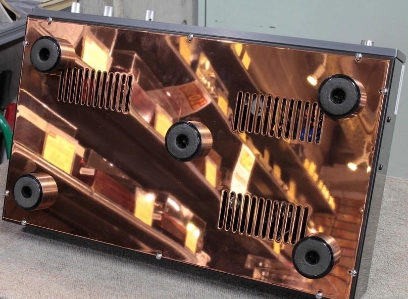 Нижняя панель усилителя Air Tight ATM-300 с медной пластиной