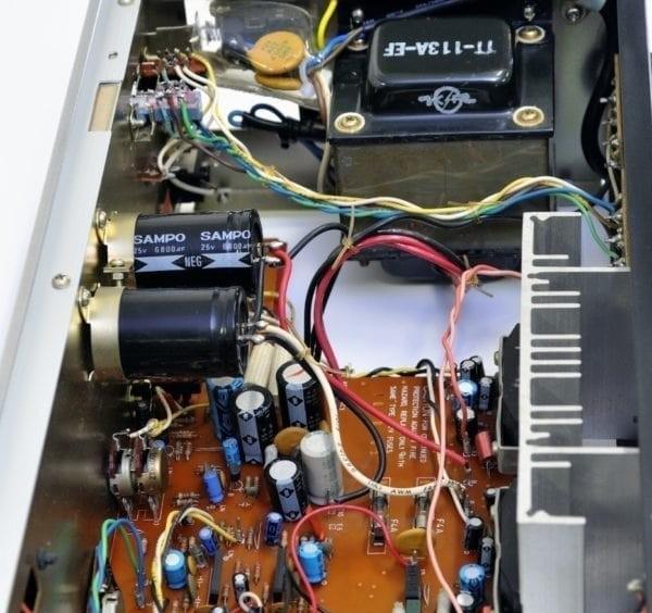 Внутренние компоненты Rotel RA-300