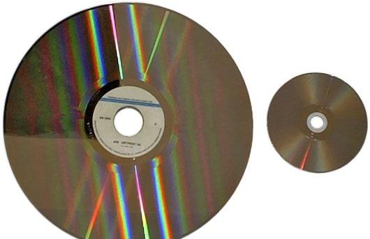 Слева -Laserdisc, справа - стандартный CD