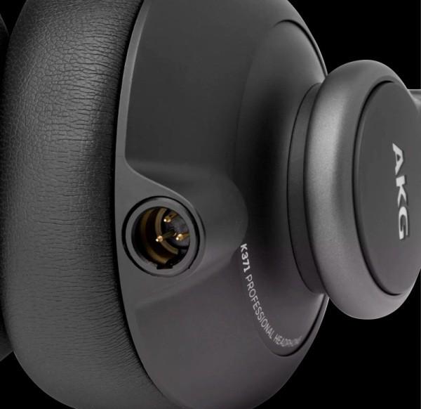AKG K371